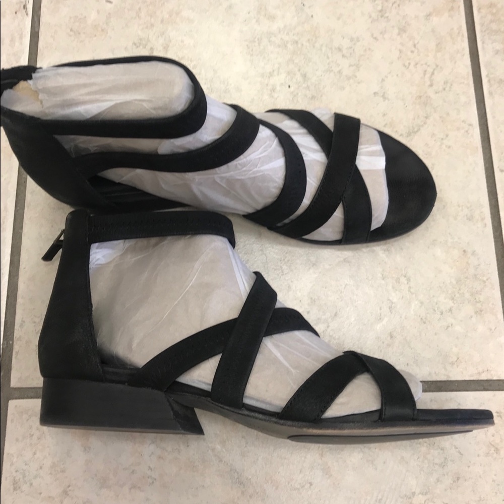 Eileen Fisher Eva Black Leather Sandals.
